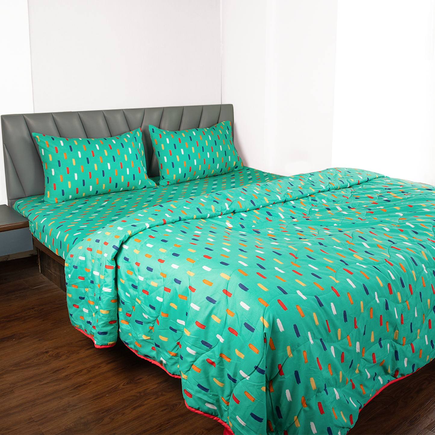 Stroke Green and Red Printed Comforter